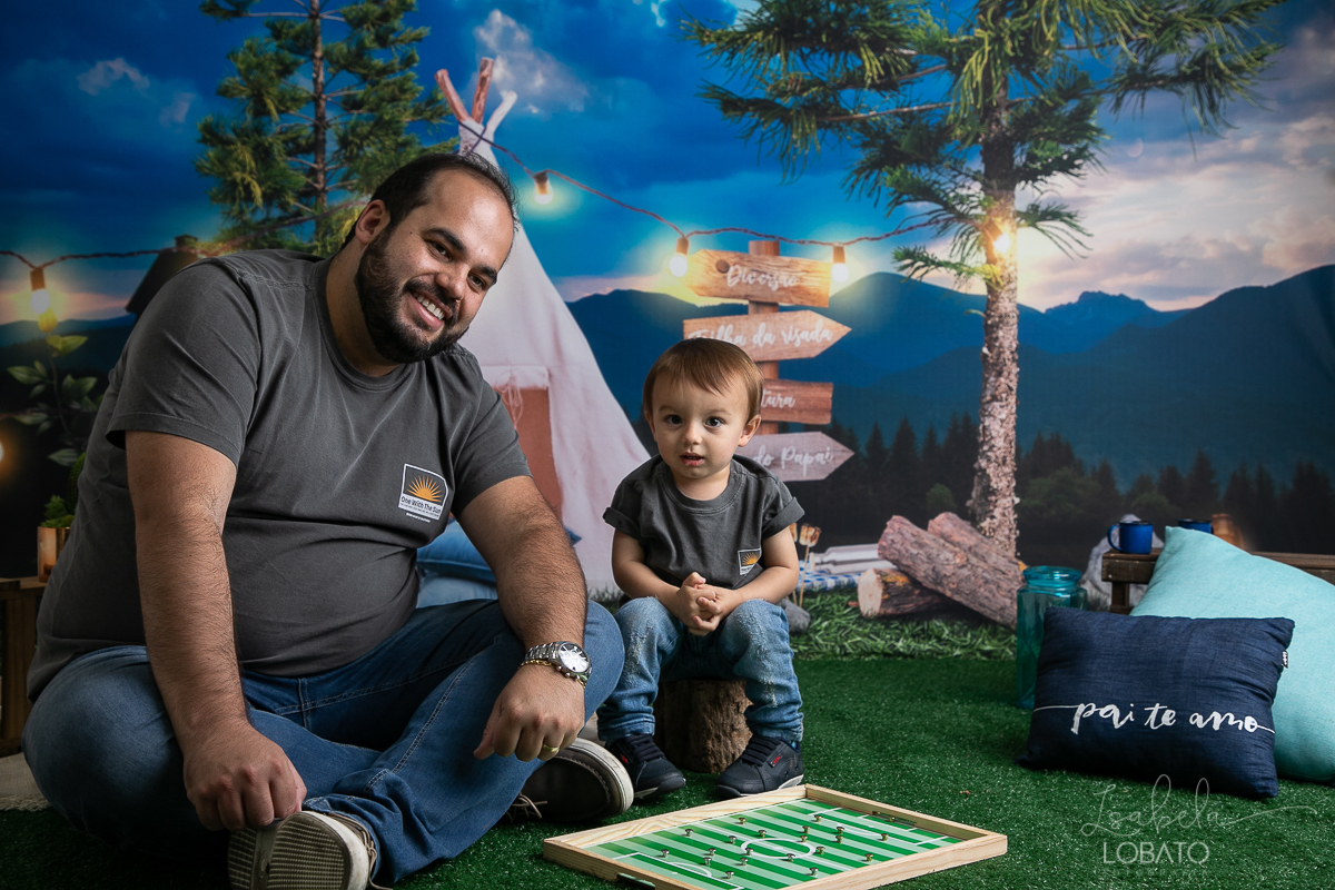 ensaio-fotografico-dia-dos-pais-2022-fundo-fotografico-dia-dos-pais-ideia-de-cenario-para-o-dia-dos-pais-mini-sessao-fotografica-dia-dos-pais-fotografia-de-crianca-em-estudio-fotografa-infantil-em-barbacena-presente-dia-dos-pais-isabela-lobato-fotografia