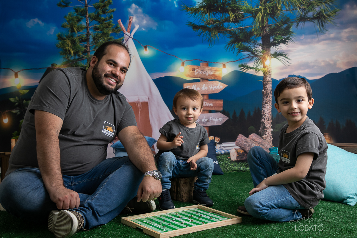 ensaio-fotografico-dia-dos-pais-2022-fundo-fotografico-dia-dos-pais-ideia-de-cenario-para-o-dia-dos-pais-mini-sessao-fotografica-dia-dos-pais-fotografia-de-crianca-em-estudio-fotografa-infantil-em-barbacena-presente-dia-dos-pais-isabela-lobato-fotografia