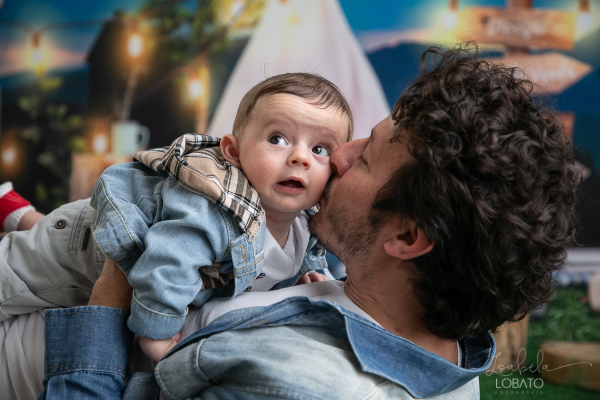ensaio-fotografico-dia-dos-pais-2022-fundo-fotografico-dia-dos-pais-ideia-de-cenario-para-o-dia-dos-pais-mini-sessao-fotografica-dia-dos-pais-fotografia-de-crianca-em-estudio-fotografa-infantil-em-barbacena-presente-dia-dos-pais-isabela-lobato-fotografia