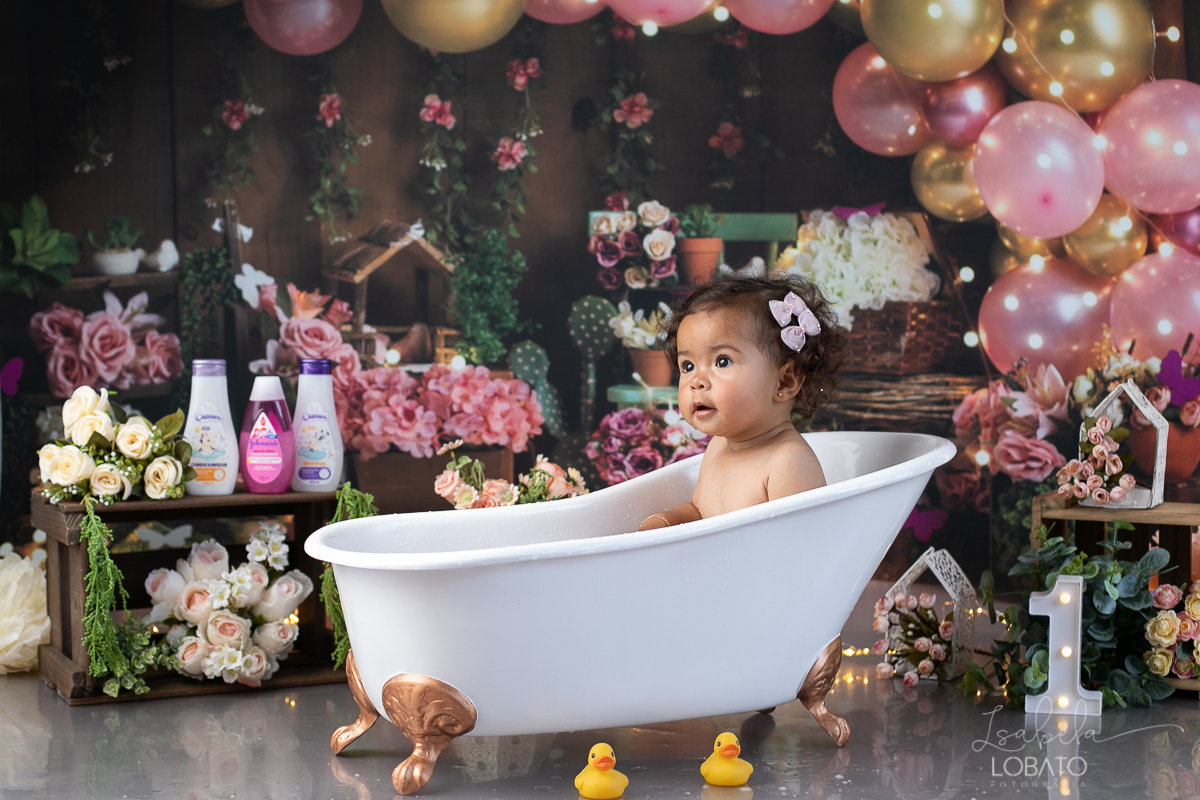 a-hora-do-banho-ensaio-fotografico-splash-baby-fundo-fotografico-jardim-encantado-patinho-amarelinho-bolha-de-sabao-baby-livro-de-banho-do-bebe-fotografa-especilizada-em-bebes-estudio-fotografico-em-barbacena-isabela-lobato-fotografia