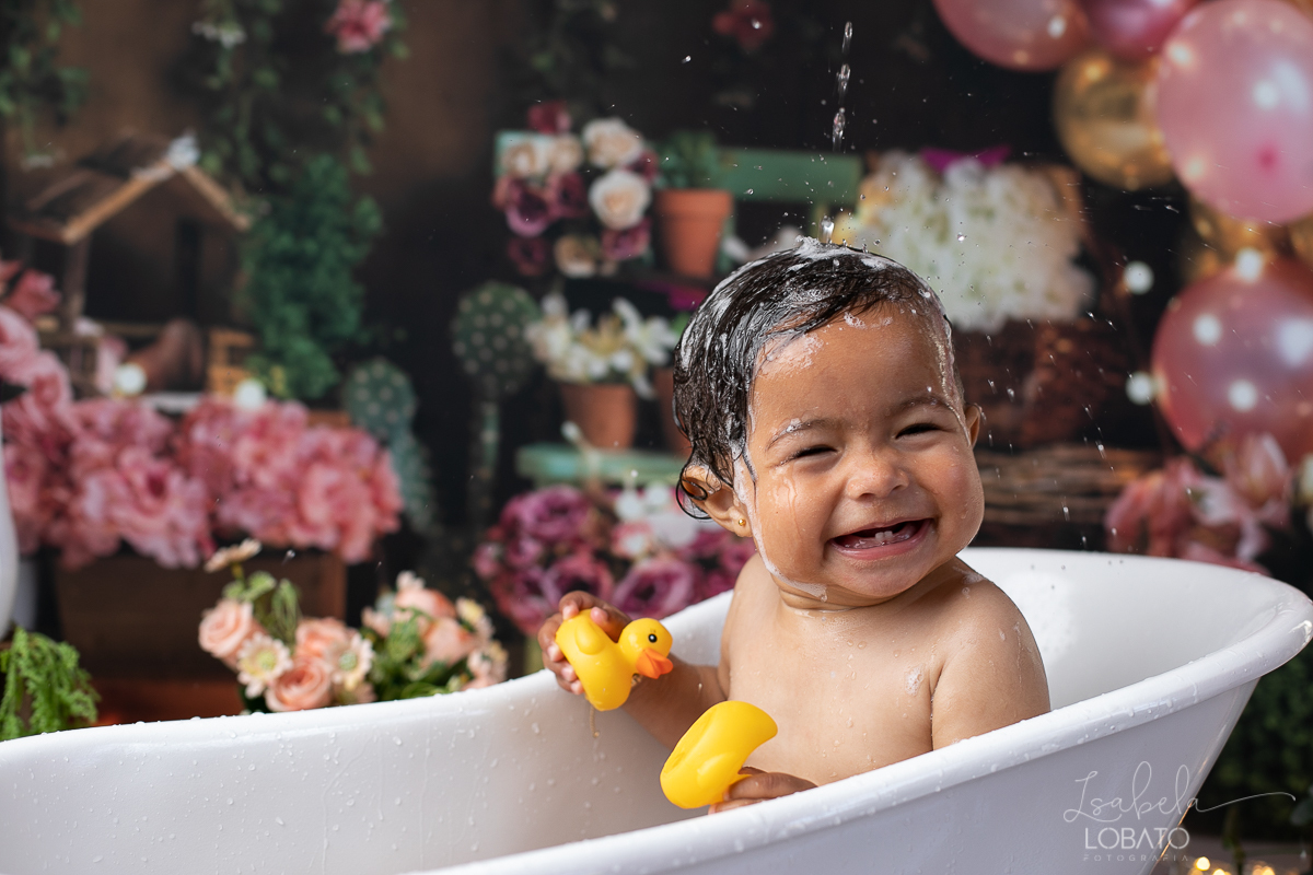 a-hora-do-banho-ensaio-fotografico-splash-baby-fundo-fotografico-jardim-encantado-patinho-amarelinho-bolha-de-sabao-baby-livro-de-banho-do-bebe-fotografa-especilizada-em-bebes-estudio-fotografico-em-barbacena-isabela-lobato-fotografia