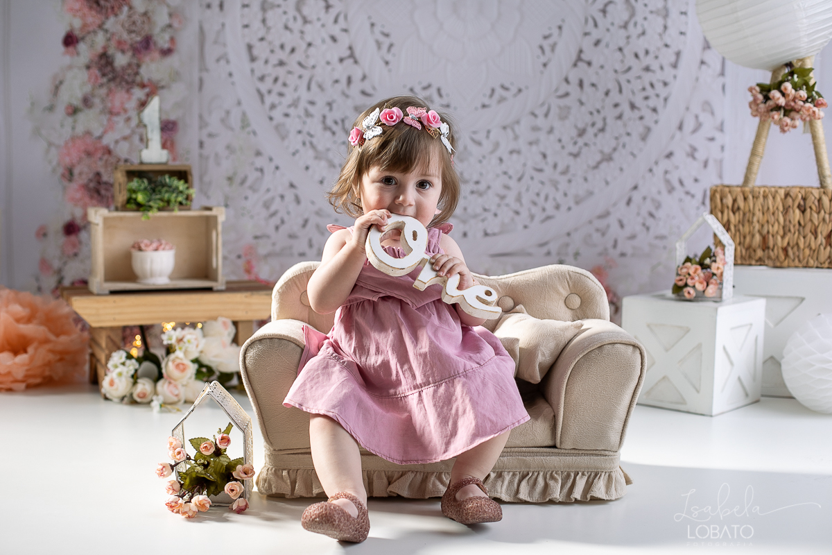 ensaio-fotografico-da-hora-do-bolo-esmagando-o-bolo-smash-the-cake-one-bebe-de-um-ano-acompanhamento-fotografico-de-bebes-fotografa-especializada-em-criancas-em-barbacena-isabela-lobato-fotografia-fundo-fotografico-de-smash-the-cake-cenario-fotografico