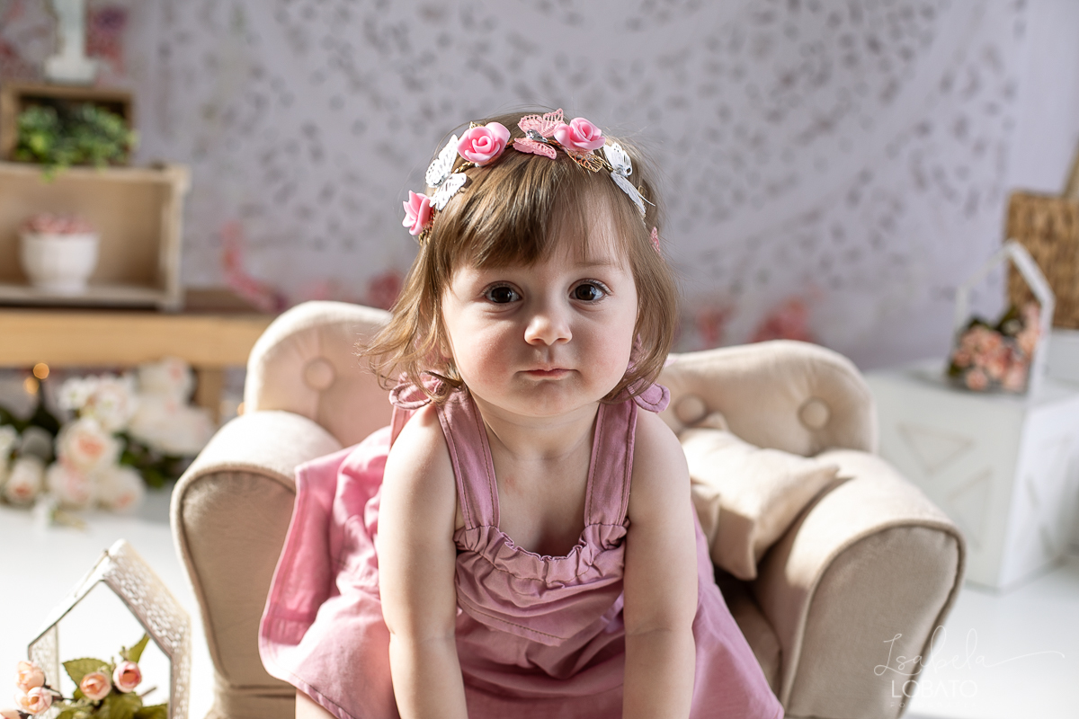 ensaio-fotografico-da-hora-do-bolo-esmagando-o-bolo-smash-the-cake-one-bebe-de-um-ano-acompanhamento-fotografico-de-bebes-fotografa-especializada-em-criancas-em-barbacena-isabela-lobato-fotografia-fundo-fotografico-de-smash-the-cake-cenario-fotografico