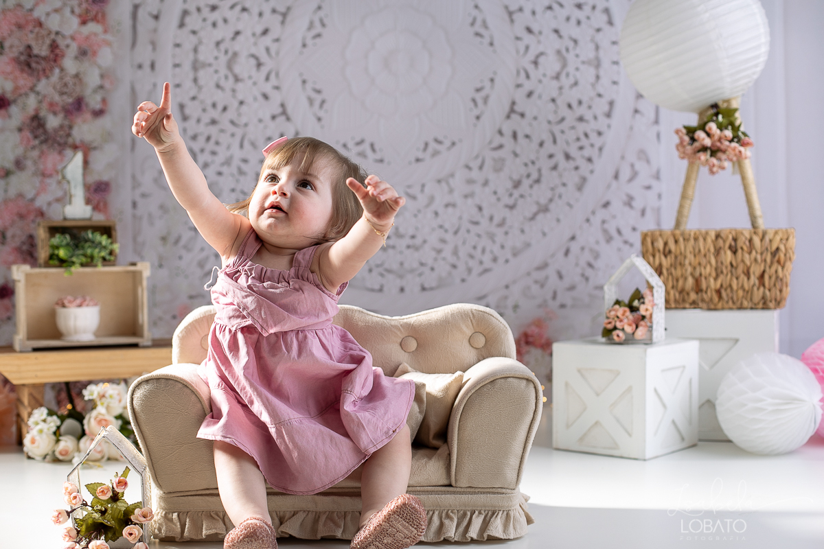 ensaio-fotografico-da-hora-do-bolo-esmagando-o-bolo-smash-the-cake-one-bebe-de-um-ano-acompanhamento-fotografico-de-bebes-fotografa-especializada-em-criancas-em-barbacena-isabela-lobato-fotografia-fundo-fotografico-de-smash-the-cake-cenario-fotografico