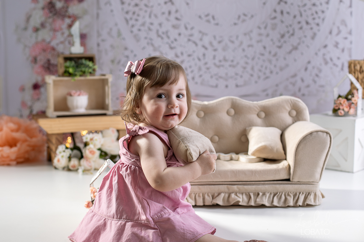 ensaio-fotografico-da-hora-do-bolo-esmagando-o-bolo-smash-the-cake-one-bebe-de-um-ano-acompanhamento-fotografico-de-bebes-fotografa-especializada-em-criancas-em-barbacena-isabela-lobato-fotografia-fundo-fotografico-de-smash-the-cake-cenario-fotografico