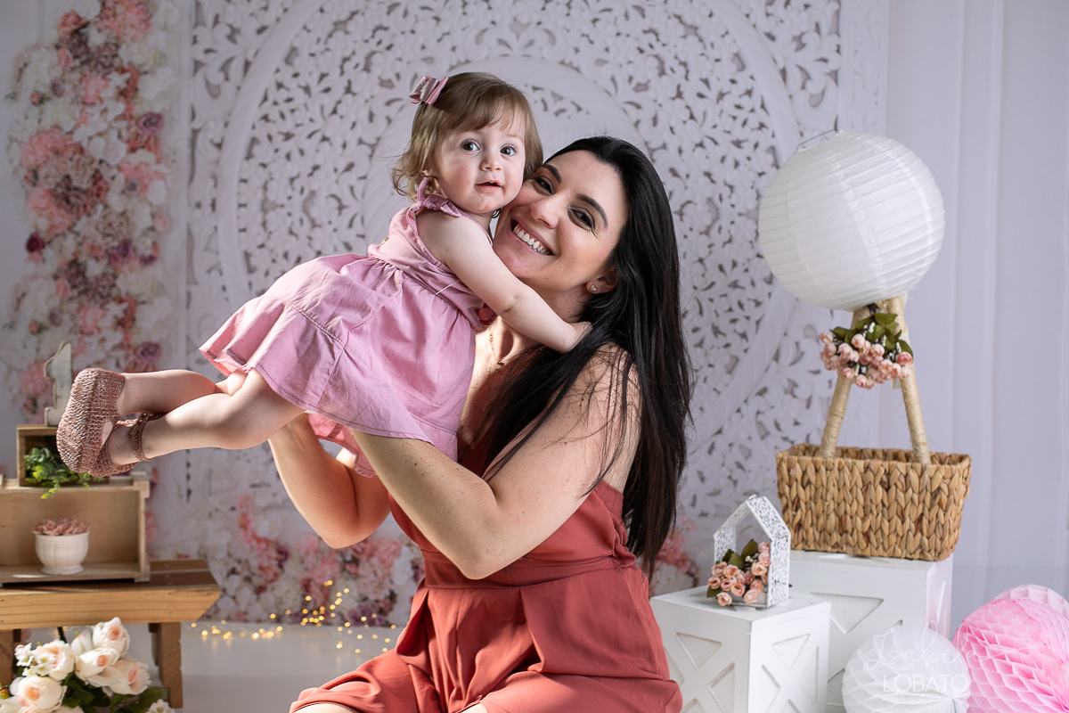 ensaio-fotografico-da-hora-do-bolo-esmagando-o-bolo-smash-the-cake-one-bebe-de-um-ano-acompanhamento-fotografico-de-bebes-fotografa-especializada-em-criancas-em-barbacena-isabela-lobato-fotografia-fundo-fotografico-de-smash-the-cake-cenario-fotografico