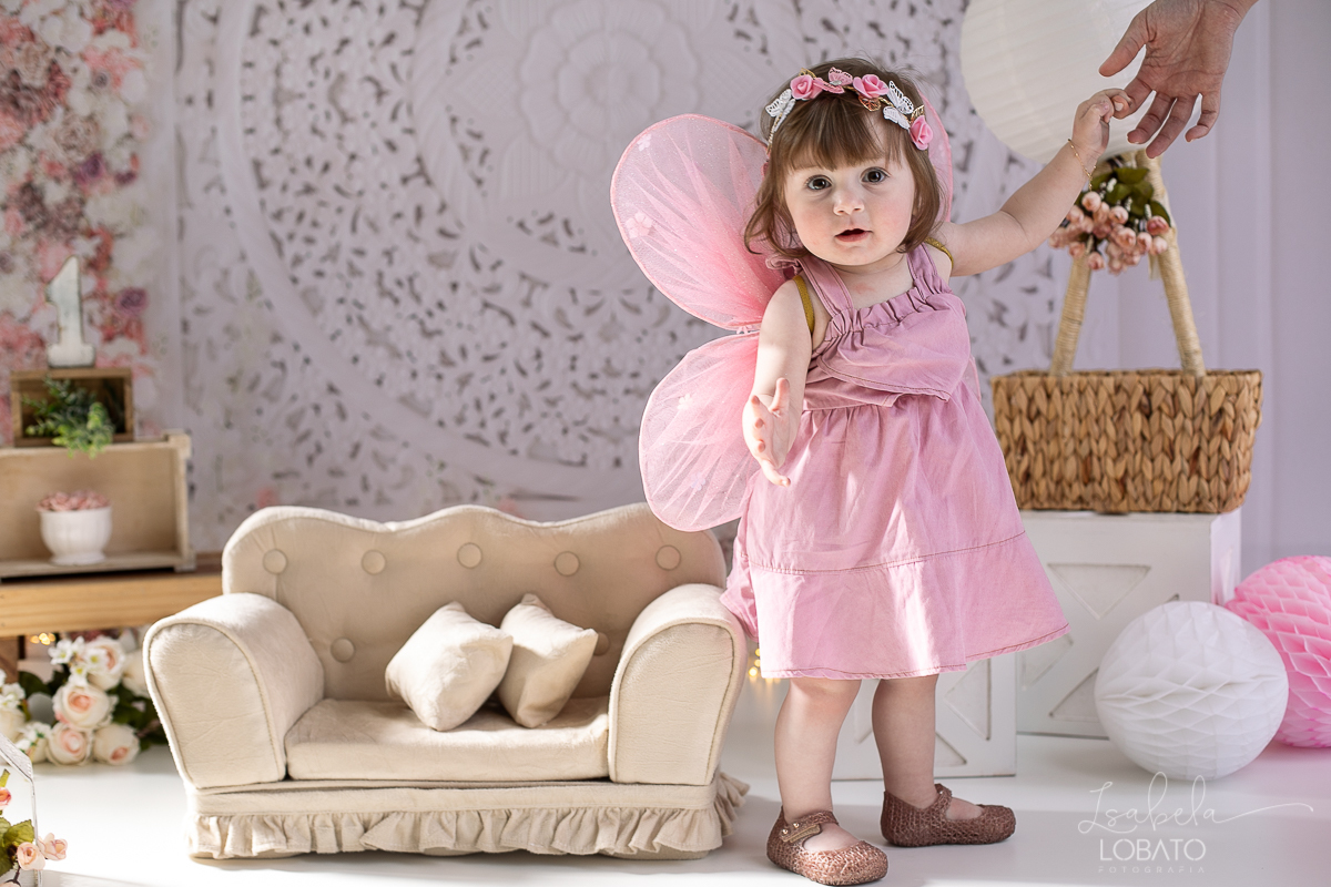 ensaio-fotografico-da-hora-do-bolo-esmagando-o-bolo-smash-the-cake-one-bebe-de-um-ano-acompanhamento-fotografico-de-bebes-fotografa-especializada-em-criancas-em-barbacena-isabela-lobato-fotografia-fundo-fotografico-de-smash-the-cake-cenario-fotografico