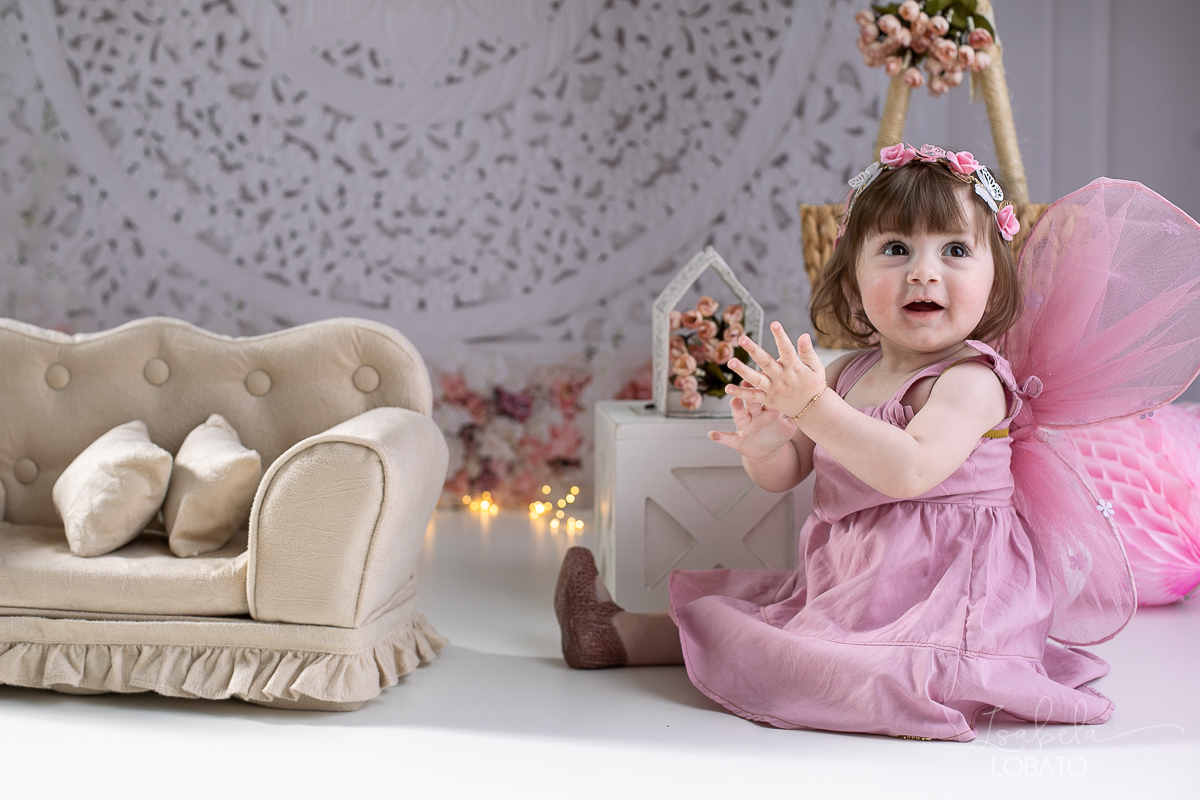 ensaio-fotografico-da-hora-do-bolo-esmagando-o-bolo-smash-the-cake-one-bebe-de-um-ano-acompanhamento-fotografico-de-bebes-fotografa-especializada-em-criancas-em-barbacena-isabela-lobato-fotografia-fundo-fotografico-de-smash-the-cake-cenario-fotografico