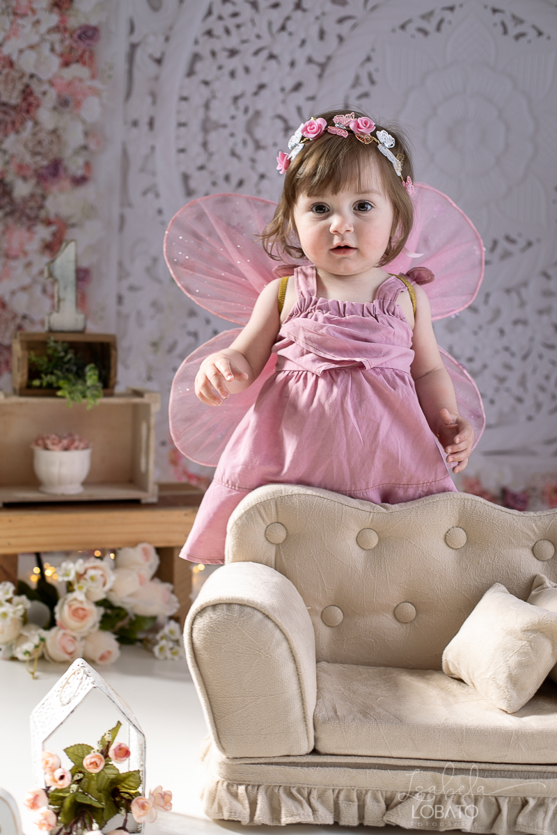 ensaio-fotografico-da-hora-do-bolo-esmagando-o-bolo-smash-the-cake-one-bebe-de-um-ano-acompanhamento-fotografico-de-bebes-fotografa-especializada-em-criancas-em-barbacena-isabela-lobato-fotografia-fundo-fotografico-de-smash-the-cake-cenario-fotografico