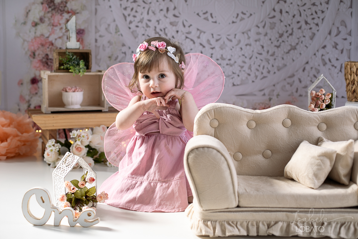 ensaio-fotografico-da-hora-do-bolo-esmagando-o-bolo-smash-the-cake-one-bebe-de-um-ano-acompanhamento-fotografico-de-bebes-fotografa-especializada-em-criancas-em-barbacena-isabela-lobato-fotografia-fundo-fotografico-de-smash-the-cake-cenario-fotografico