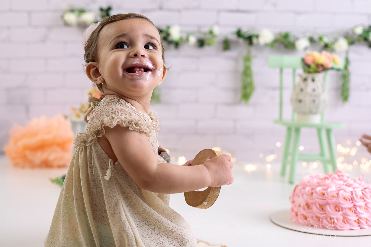 ensaio-fotografico-da-hora-do-bolo-esmagando-o-bolo-smash-the-cake-one-bebe-de-um-ano-acompanhamento-fotografico-de-bebes-fotografa-especializada-em-criancas-em-barbacena-isabela-lobato-fotografia-fundo-fotografico-de-smash-the-cake-cenario-fotografico