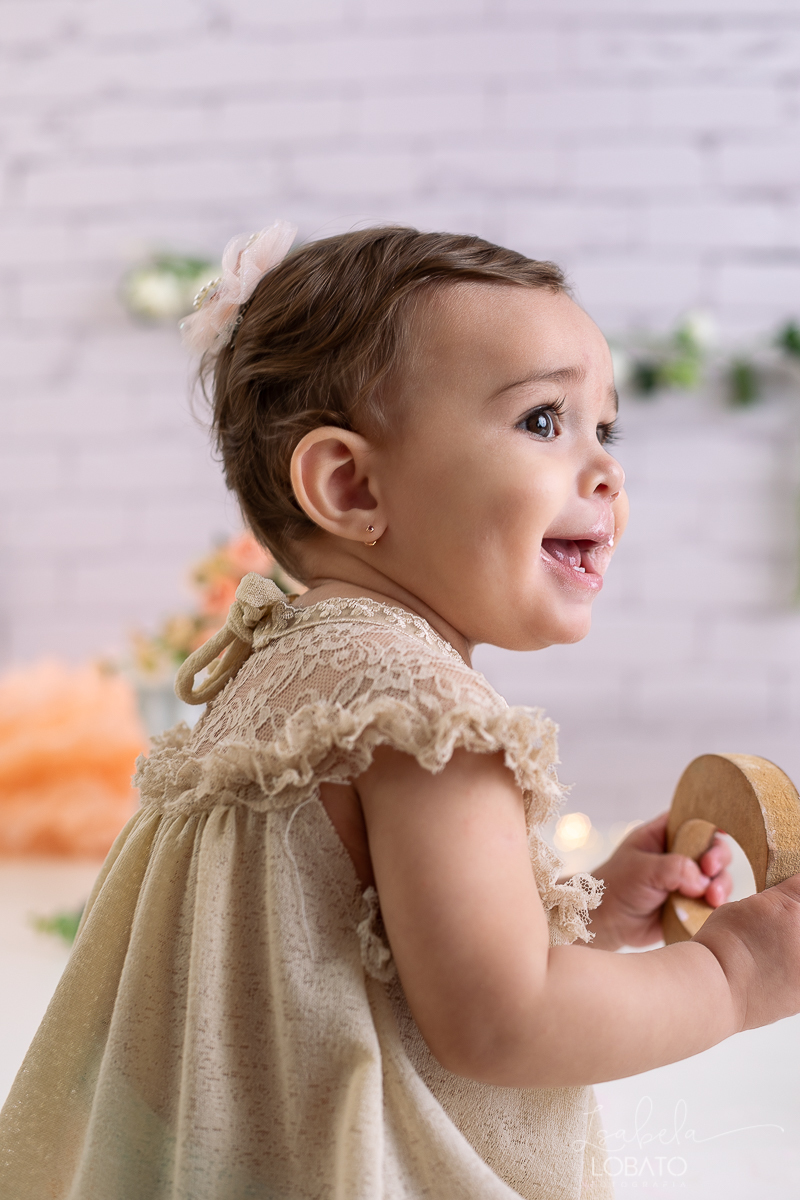 ensaio-fotografico-da-hora-do-bolo-esmagando-o-bolo-smash-the-cake-one-bebe-de-um-ano-acompanhamento-fotografico-de-bebes-fotografa-especializada-em-criancas-em-barbacena-isabela-lobato-fotografia-fundo-fotografico-de-smash-the-cake-cenario-fotografico