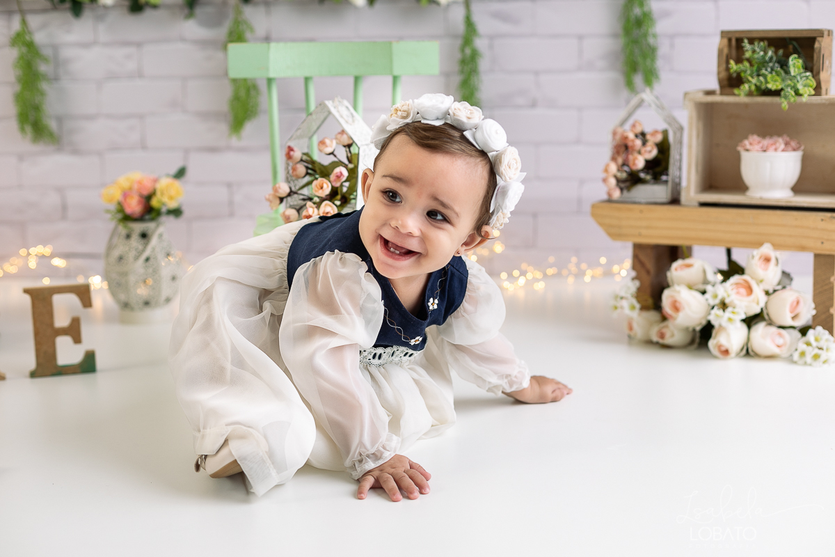 ensaio-fotografico-da-hora-do-bolo-esmagando-o-bolo-smash-the-cake-one-bebe-de-um-ano-acompanhamento-fotografico-de-bebes-fotografa-especializada-em-criancas-em-barbacena-isabela-lobato-fotografia-fundo-fotografico-de-smash-the-cake-cenario-fotografico