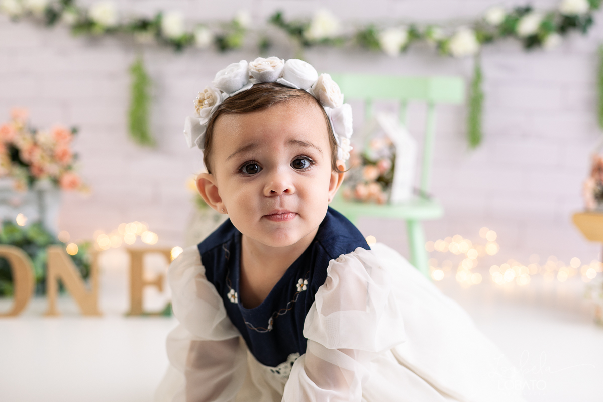 ensaio-fotografico-da-hora-do-bolo-esmagando-o-bolo-smash-the-cake-one-bebe-de-um-ano-acompanhamento-fotografico-de-bebes-fotografa-especializada-em-criancas-em-barbacena-isabela-lobato-fotografia-fundo-fotografico-de-smash-the-cake-cenario-fotografico