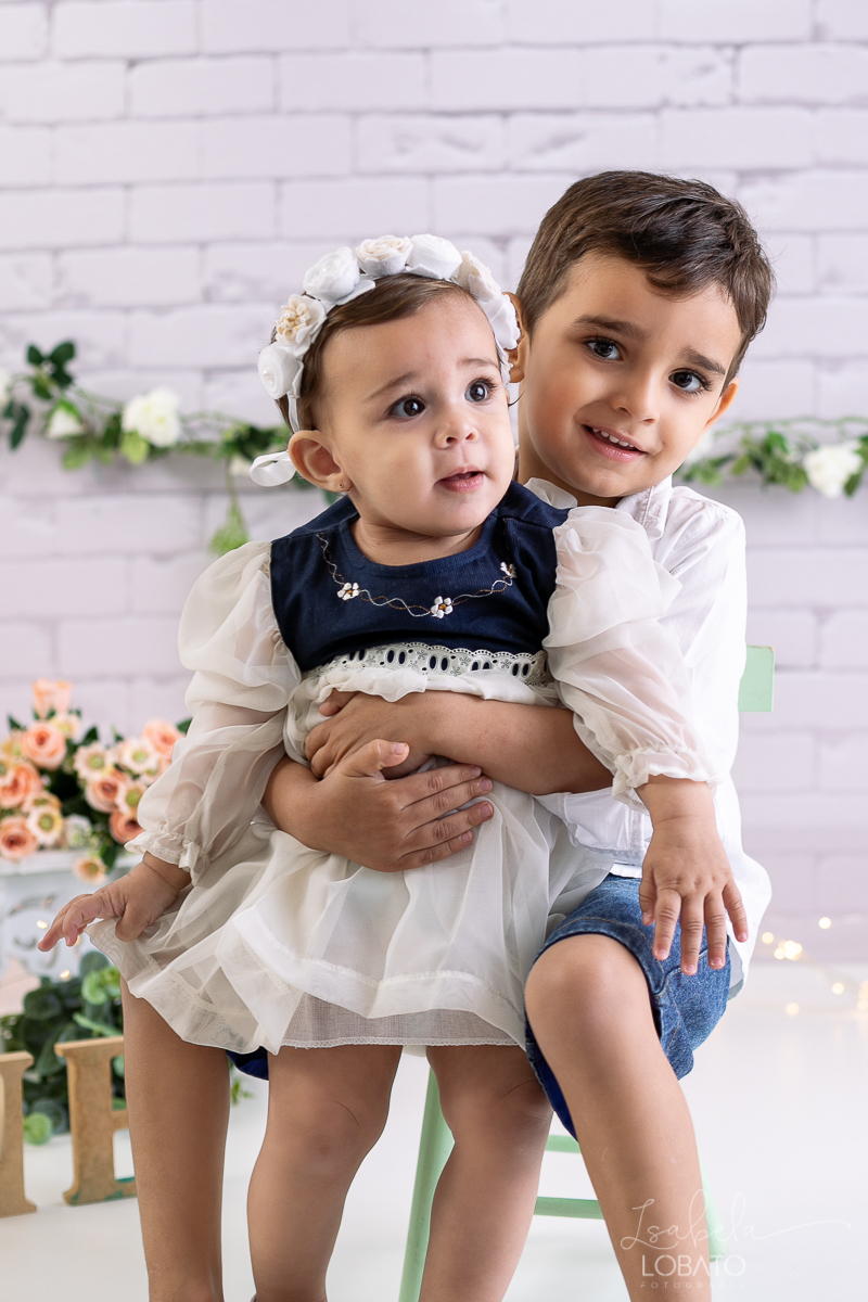 ensaio-fotografico-da-hora-do-bolo-esmagando-o-bolo-smash-the-cake-one-bebe-de-um-ano-acompanhamento-fotografico-de-bebes-fotografa-especializada-em-criancas-em-barbacena-isabela-lobato-fotografia-fundo-fotografico-de-smash-the-cake-cenario-fotografico