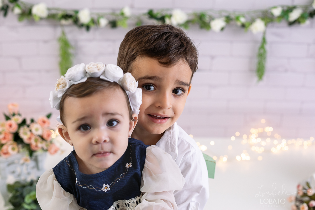 ensaio-fotografico-da-hora-do-bolo-esmagando-o-bolo-smash-the-cake-one-bebe-de-um-ano-acompanhamento-fotografico-de-bebes-fotografa-especializada-em-criancas-em-barbacena-isabela-lobato-fotografia-fundo-fotografico-de-smash-the-cake-cenario-fotografico