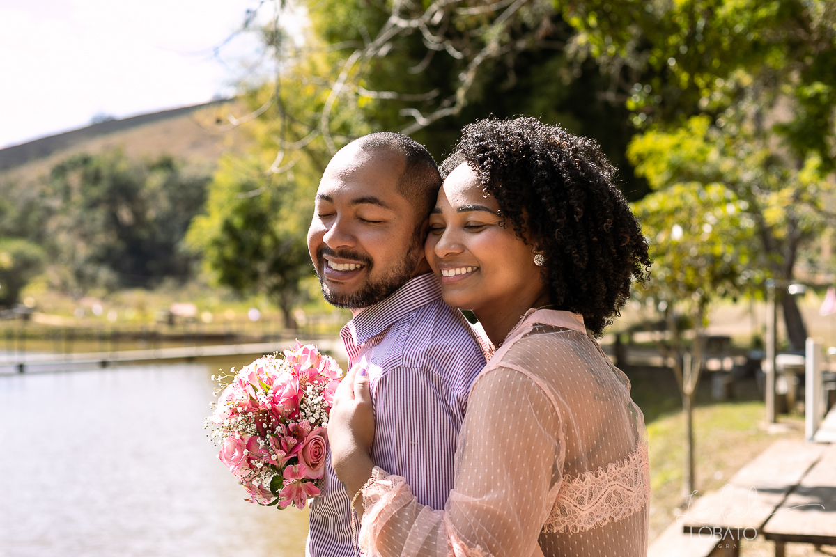 wedding-bodas-de-estanho-10-anos-de-casamento-ensaio-fotografico-em-comemoracao-de-aniversario-de-casamento-buque-de-noiva-renovacao-de-votos-celebrar-o-amor-fazenda-grotao-da-rainha-antonio-carlos-mg-fotografo-em-barbacena-isabela-lobato-estudio-de-foto