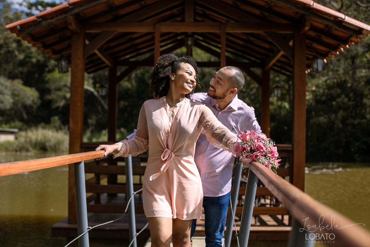 wedding-bodas-de-estanho-10-anos-de-casamento-ensaio-fotografico-em-comemoracao-de-aniversario-de-casamento-buque-de-noiva-renovacao-de-votos-celebrar-o-amor-fazenda-grotao-da-rainha-antonio-carlos-mg-fotografo-em-barbacena-isabela-lobato-estudio-de-foto