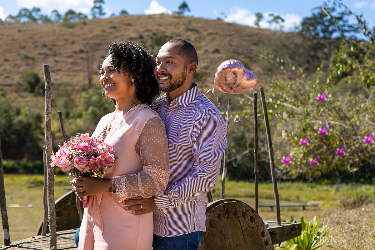 wedding-bodas-de-estanho-10-anos-de-casamento-ensaio-fotografico-em-comemoracao-de-aniversario-de-casamento-buque-de-noiva-renovacao-de-votos-celebrar-o-amor-fazenda-grotao-da-rainha-antonio-carlos-mg-fotografo-em-barbacena-isabela-lobato-estudio-de-foto
