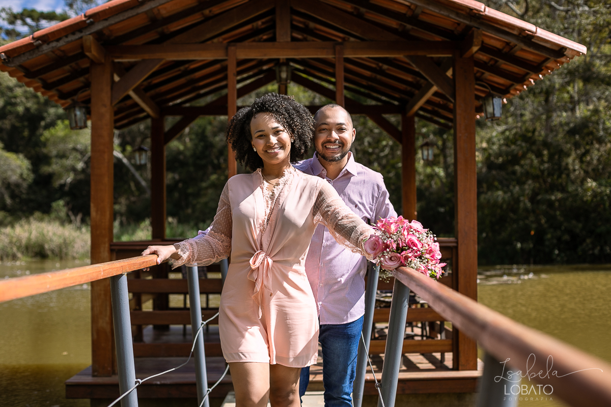 wedding-bodas-de-estanho-10-anos-de-casamento-ensaio-fotografico-em-comemoracao-de-aniversario-de-casamento-buque-de-noiva-renovacao-de-votos-celebrar-o-amor-fazenda-grotao-da-rainha-antonio-carlos-mg-fotografo-em-barbacena-isabela-lobato-estudio-de-foto
