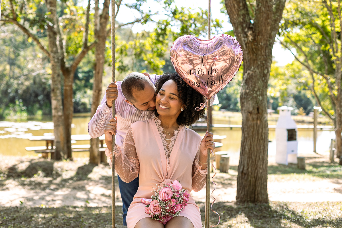 wedding-bodas-de-estanho-10-anos-de-casamento-ensaio-fotografico-em-comemoracao-de-aniversario-de-casamento-buque-de-noiva-renovacao-de-votos-celebrar-o-amor-fazenda-grotao-da-rainha-antonio-carlos-mg-fotografo-em-barbacena-isabela-lobato-estudio-de-foto
