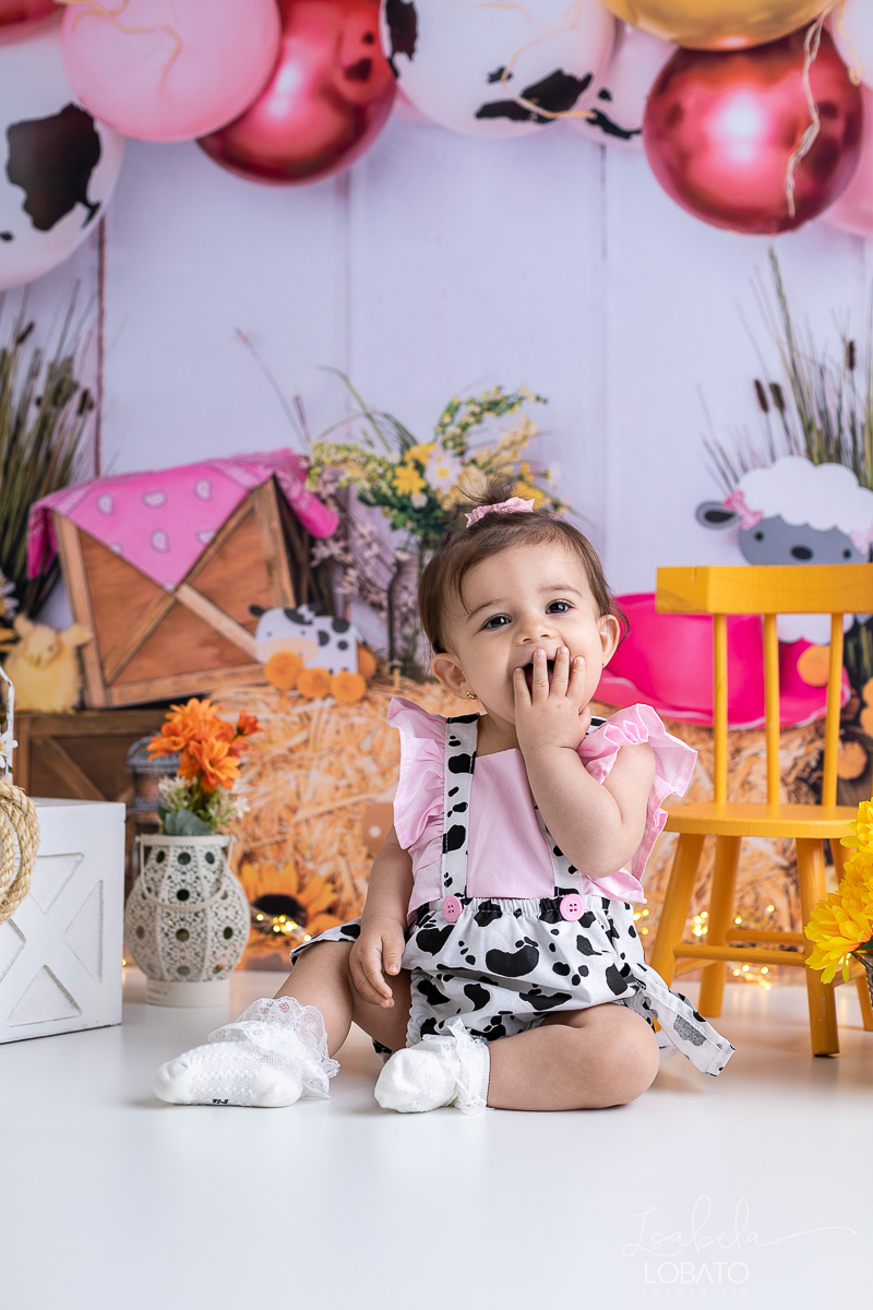 smash-the-cake-ensaio-a-hora-do-bolo-esmagnado-o-bolo-cenario-fotografico-fazendinha-rosa-fundo-fotografico-cake-smash-roupa-de-vaquinha-menina-fazendinha-rosa-one-photo-fotografa-de-crianca-barbacena-estudio-isabela-lobato-fotografia-animais-fazendinha