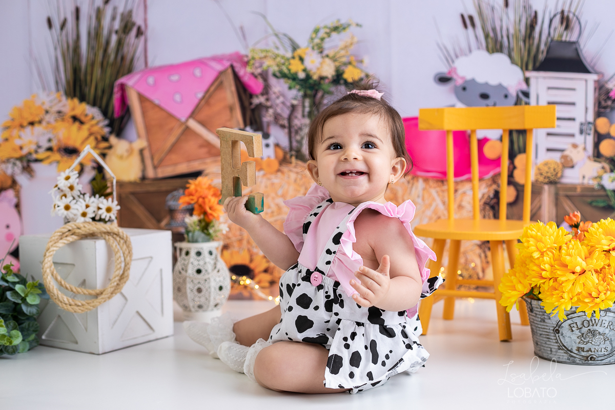 smash-the-cake-ensaio-a-hora-do-bolo-esmagnado-o-bolo-cenario-fotografico-fazendinha-rosa-fundo-fotografico-cake-smash-roupa-de-vaquinha-menina-fazendinha-rosa-one-photo-fotografa-de-crianca-barbacena-estudio-isabela-lobato-fotografia-animais-fazendinha