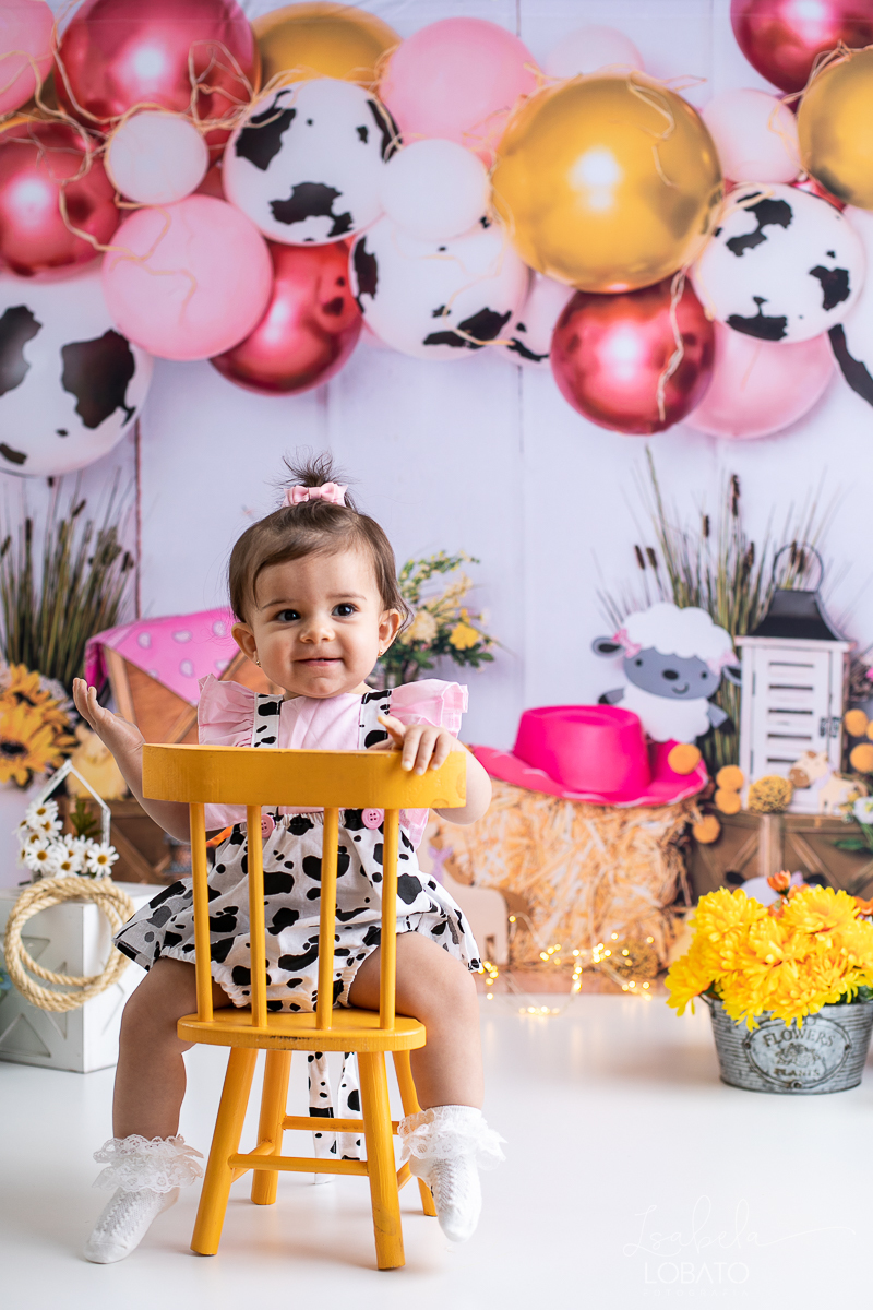 smash-the-cake-ensaio-a-hora-do-bolo-esmagnado-o-bolo-cenario-fotografico-fazendinha-rosa-fundo-fotografico-cake-smash-roupa-de-vaquinha-menina-fazendinha-rosa-one-photo-fotografa-de-crianca-barbacena-estudio-isabela-lobato-fotografia-animais-fazendinha