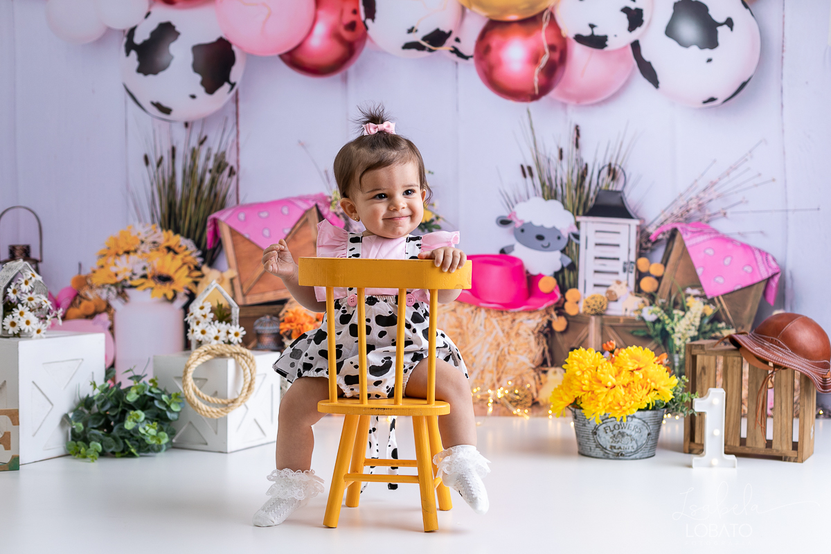 smash-the-cake-ensaio-a-hora-do-bolo-esmagnado-o-bolo-cenario-fotografico-fazendinha-rosa-fundo-fotografico-cake-smash-roupa-de-vaquinha-menina-fazendinha-rosa-one-photo-fotografa-de-crianca-barbacena-estudio-isabela-lobato-fotografia-animais-fazendinha