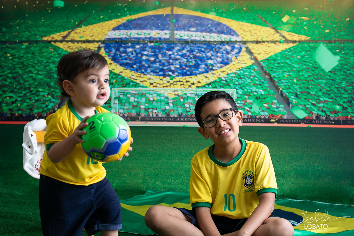 copa-do-mundo-do-catar-copa-do-mundo-2022-selecao-brasileira-hexa-campeao-brasil-vai-ganhar-a-copa-do-mundo-bandeira-do-brasil-cbf-confederacao-brasiliera-de-futebol-ensaio-fotografico-da-copa-do-mundo-torcida-mirim-brasieleira-hexacampeao-brasil-