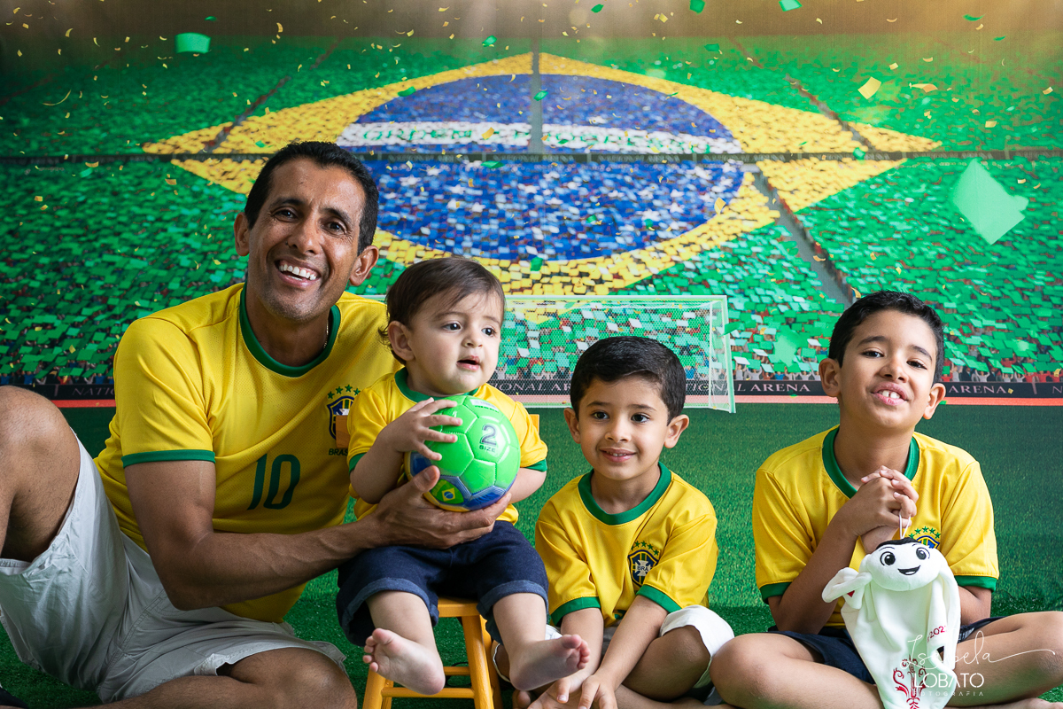 copa-do-mundo-do-catar-copa-do-mundo-2022-selecao-brasileira-hexa-campeao-brasil-vai-ganhar-a-copa-do-mundo-bandeira-do-brasil-cbf-confederacao-brasiliera-de-futebol-ensaio-fotografico-da-copa-do-mundo-torcida-mirim-brasieleira-hexacampeao-brasil-