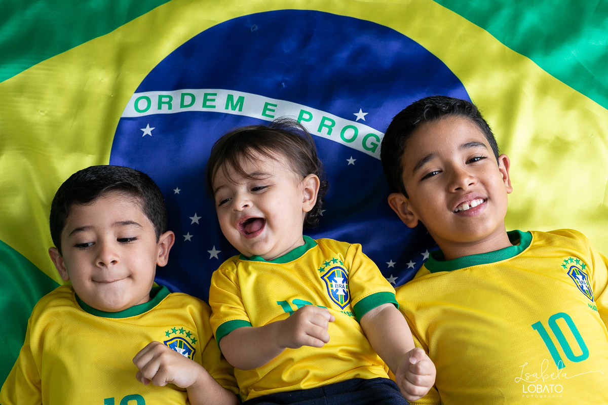 copa-do-mundo-do-catar-copa-do-mundo-2022-selecao-brasileira-hexa-campeao-brasil-vai-ganhar-a-copa-do-mundo-bandeira-do-brasil-cbf-confederacao-brasiliera-de-futebol-ensaio-fotografico-da-copa-do-mundo-torcida-mirim-brasieleira-hexacampeao-brasil-