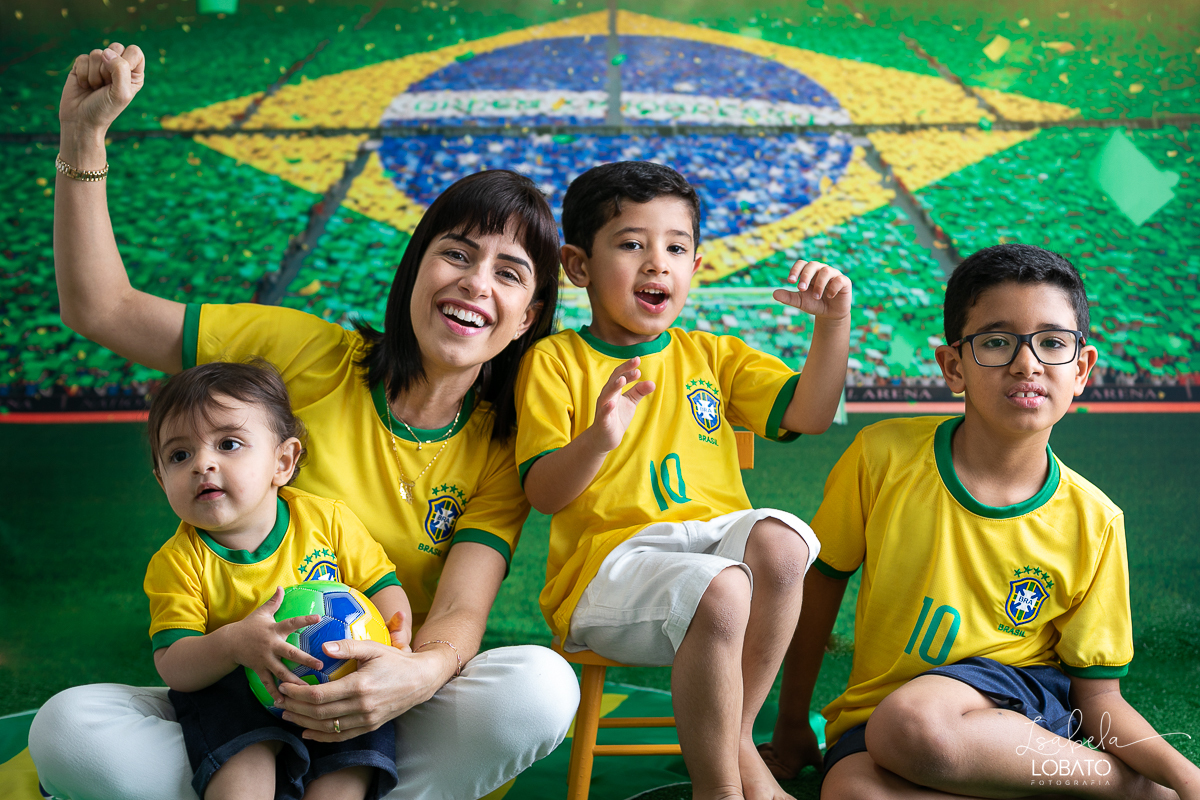 copa-do-mundo-do-catar-copa-do-mundo-2022-selecao-brasileira-hexa-campeao-brasil-vai-ganhar-a-copa-do-mundo-bandeira-do-brasil-cbf-confederacao-brasiliera-de-futebol-ensaio-fotografico-da-copa-do-mundo-torcida-mirim-brasieleira-hexacampeao-brasil-