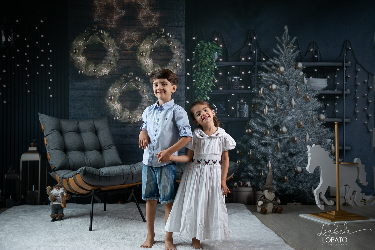 ensaio-fotografico-de-natal-2022-retratos-de-natal-fotografia-de-natal-fotos-papai-noel-cenario-fotografico-de-natal-2022-fundo-fotografico-de-natal-fundos-wentz-arvore-de-natal-papai-noel-decoracao-de-natal-estudio-fotografico-em-barbacena-isabela-lobato