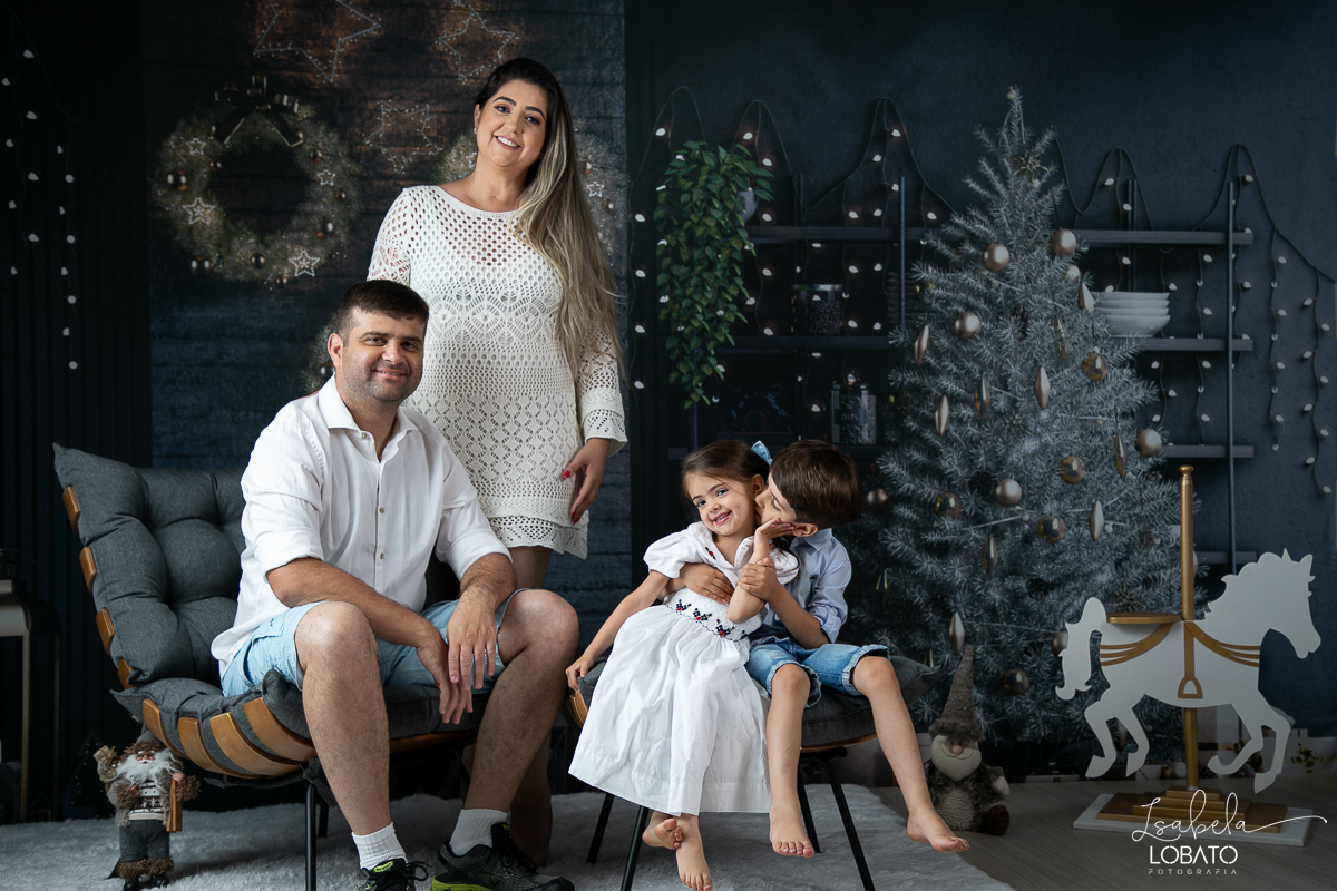 ensaio-fotografico-de-natal-2022-retratos-de-natal-fotografia-de-natal-fotos-papai-noel-cenario-fotografico-de-natal-2022-fundo-fotografico-de-natal-fundos-wentz-arvore-de-natal-papai-noel-decoracao-de-natal-estudio-fotografico-em-barbacena-isabela-lobato