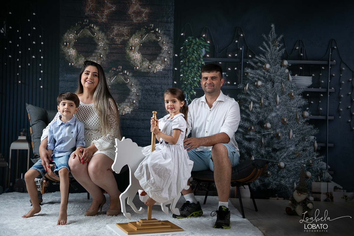 ensaio-fotografico-de-natal-2022-retratos-de-natal-fotografia-de-natal-fotos-papai-noel-cenario-fotografico-de-natal-2022-fundo-fotografico-de-natal-fundos-wentz-arvore-de-natal-papai-noel-decoracao-de-natal-estudio-fotografico-em-barbacena-isabela-lobato