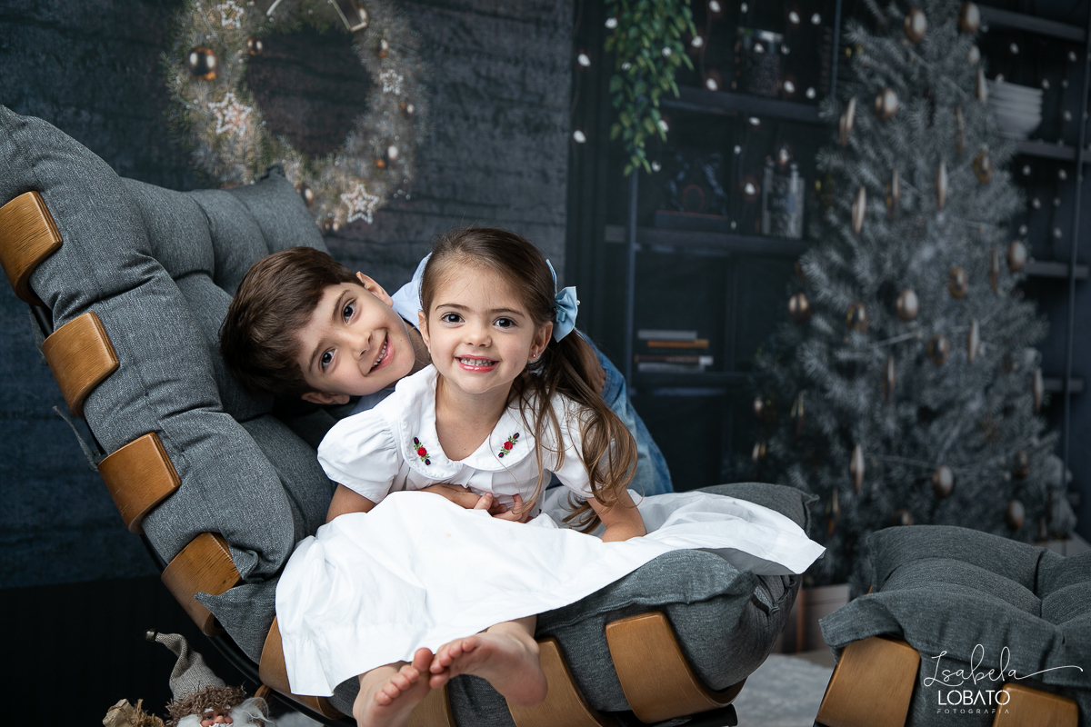 ensaio-fotografico-de-natal-2022-retratos-de-natal-fotografia-de-natal-fotos-papai-noel-cenario-fotografico-de-natal-2022-fundo-fotografico-de-natal-fundos-wentz-arvore-de-natal-papai-noel-decoracao-de-natal-estudio-fotografico-em-barbacena-isabela-lobato