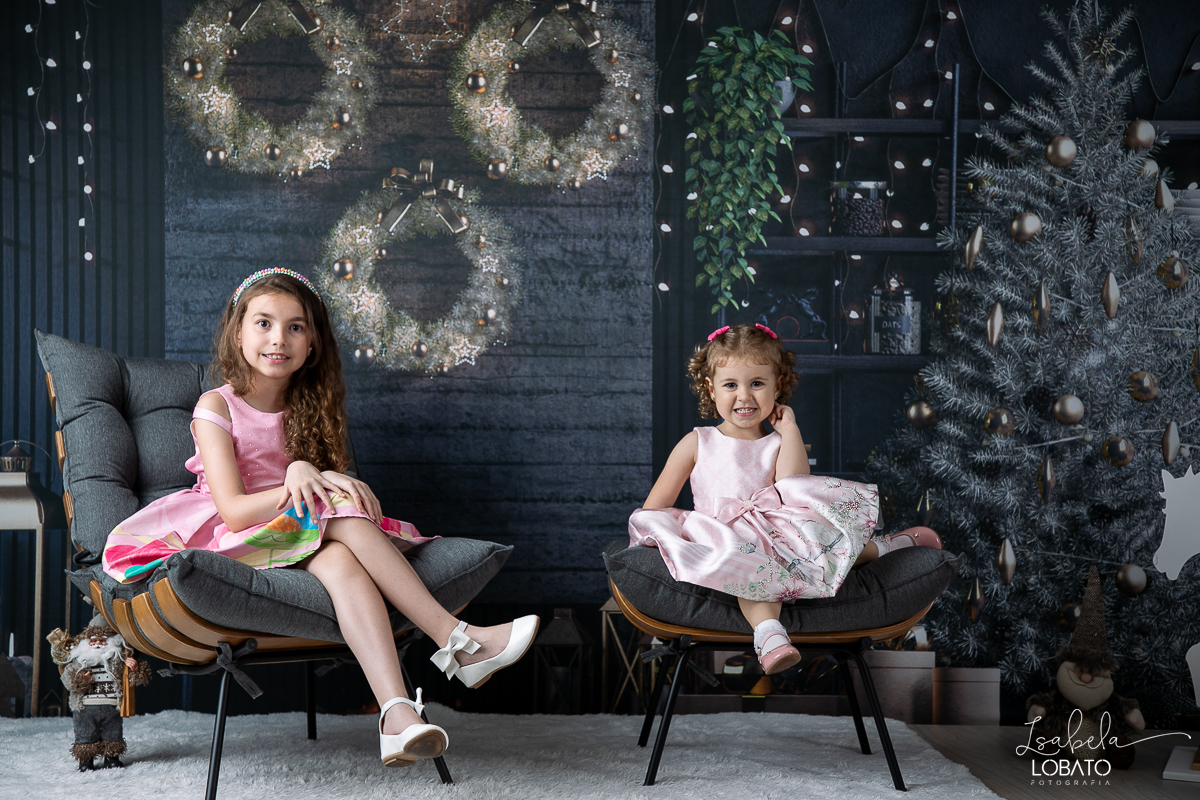 ensaio-fotografico-de-natal-2022-retratos-de-natal-fotografia-de-natal-fotos-papai-noel-cenario-fotografico-de-natal-2022-fundo-fotografico-de-natal-fundos-wentz-arvore-de-natal-papai-noel-decoracao-de-natal-estudio-fotografico-em-barbacena-isabela-lobato