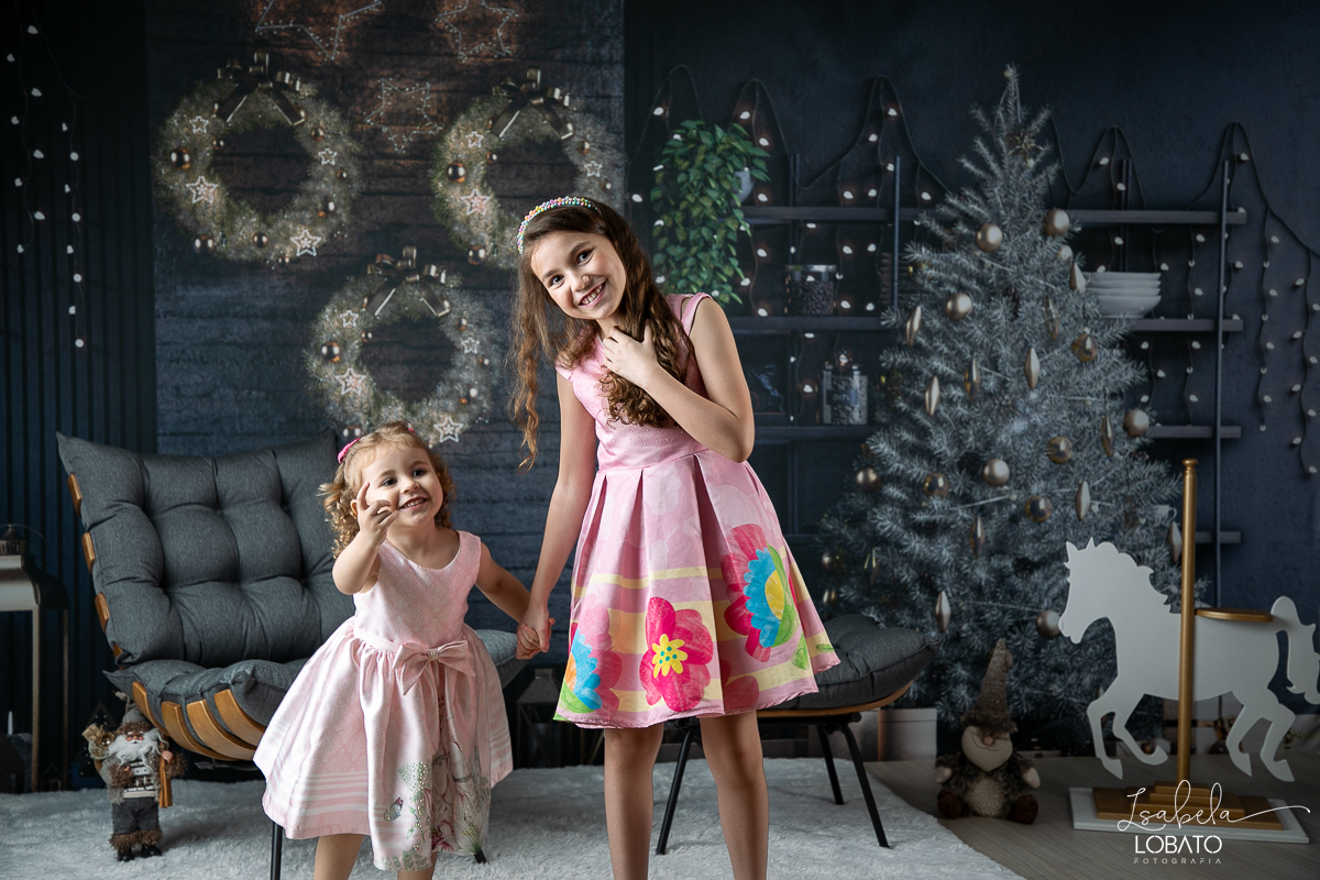 ensaio-fotografico-de-natal-2022-retratos-de-natal-fotografia-de-natal-fotos-papai-noel-cenario-fotografico-de-natal-2022-fundo-fotografico-de-natal-fundos-wentz-arvore-de-natal-papai-noel-decoracao-de-natal-estudio-fotografico-em-barbacena-isabela-lobato