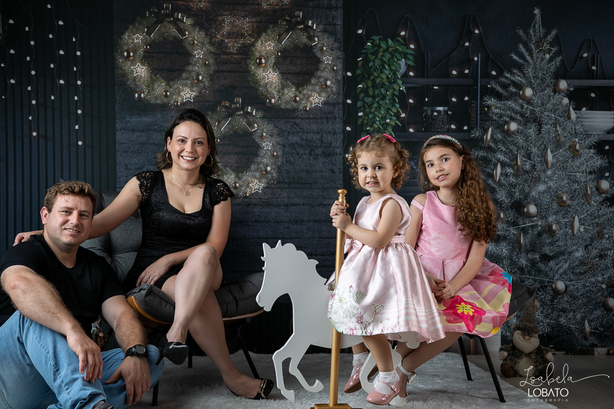 ensaio-fotografico-de-natal-2022-retratos-de-natal-fotografia-de-natal-fotos-papai-noel-cenario-fotografico-de-natal-2022-fundo-fotografico-de-natal-fundos-wentz-arvore-de-natal-papai-noel-decoracao-de-natal-estudio-fotografico-em-barbacena-isabela-lobato