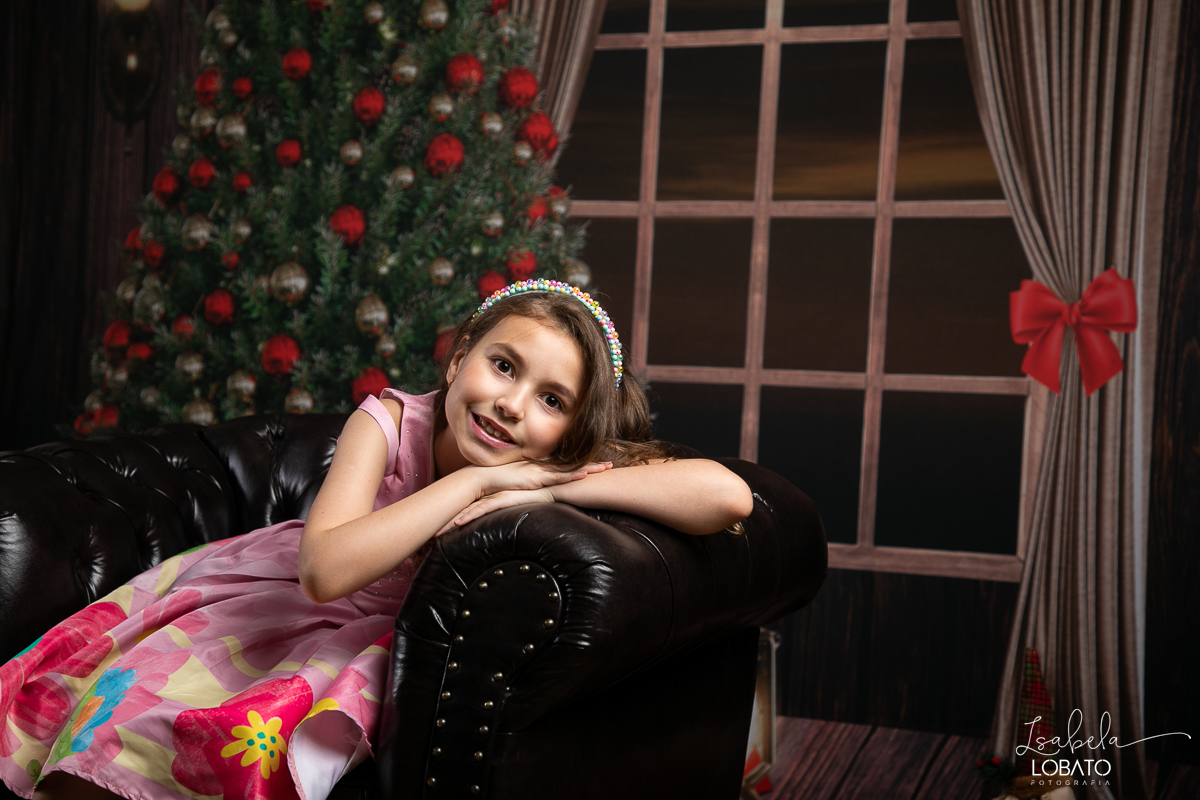 ensaio-fotografico-de-natal-2022-retratos-de-natal-fotografia-de-natal-fotos-papai-noel-cenario-fotografico-de-natal-2022-fundo-fotografico-de-natal-fundos-wentz-arvore-de-natal-papai-noel-decoracao-de-natal-estudio-fotografico-em-barbacena-isabela-lobato