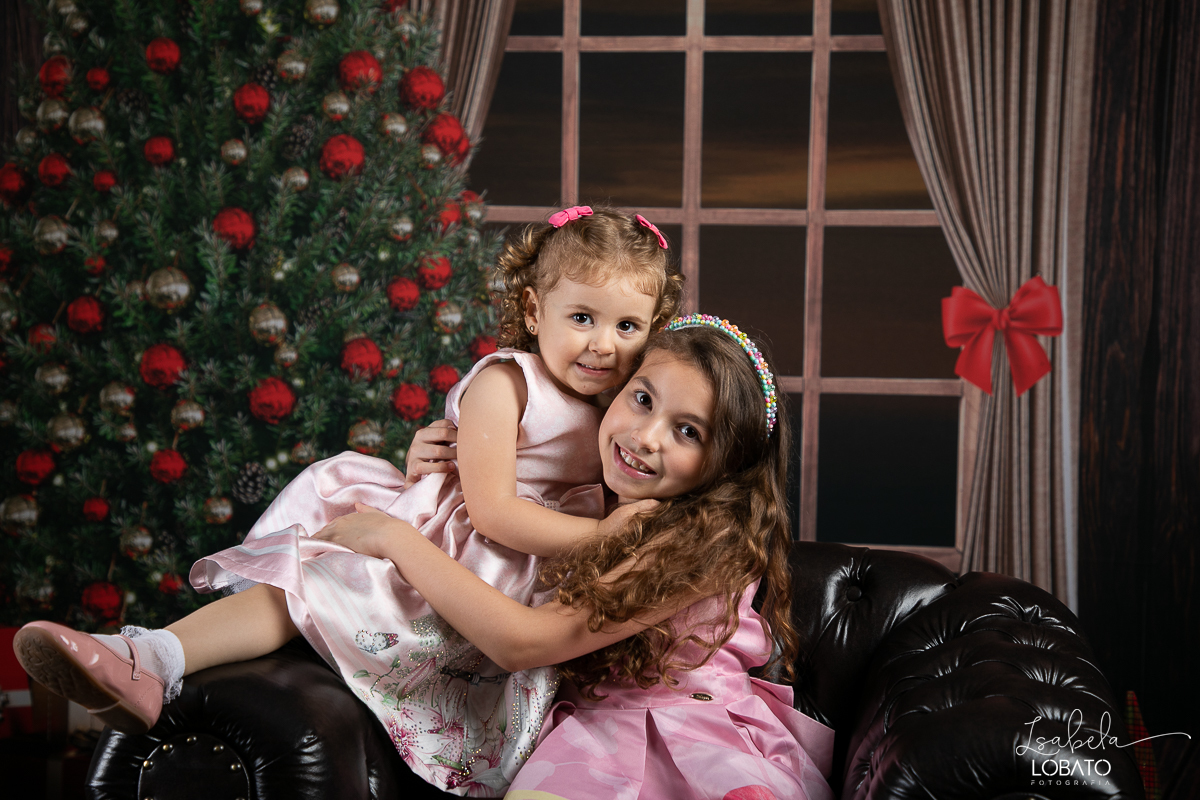 ensaio-fotografico-de-natal-2022-retratos-de-natal-fotografia-de-natal-fotos-papai-noel-cenario-fotografico-de-natal-2022-fundo-fotografico-de-natal-fundos-wentz-arvore-de-natal-papai-noel-decoracao-de-natal-estudio-fotografico-em-barbacena-isabela-lobato