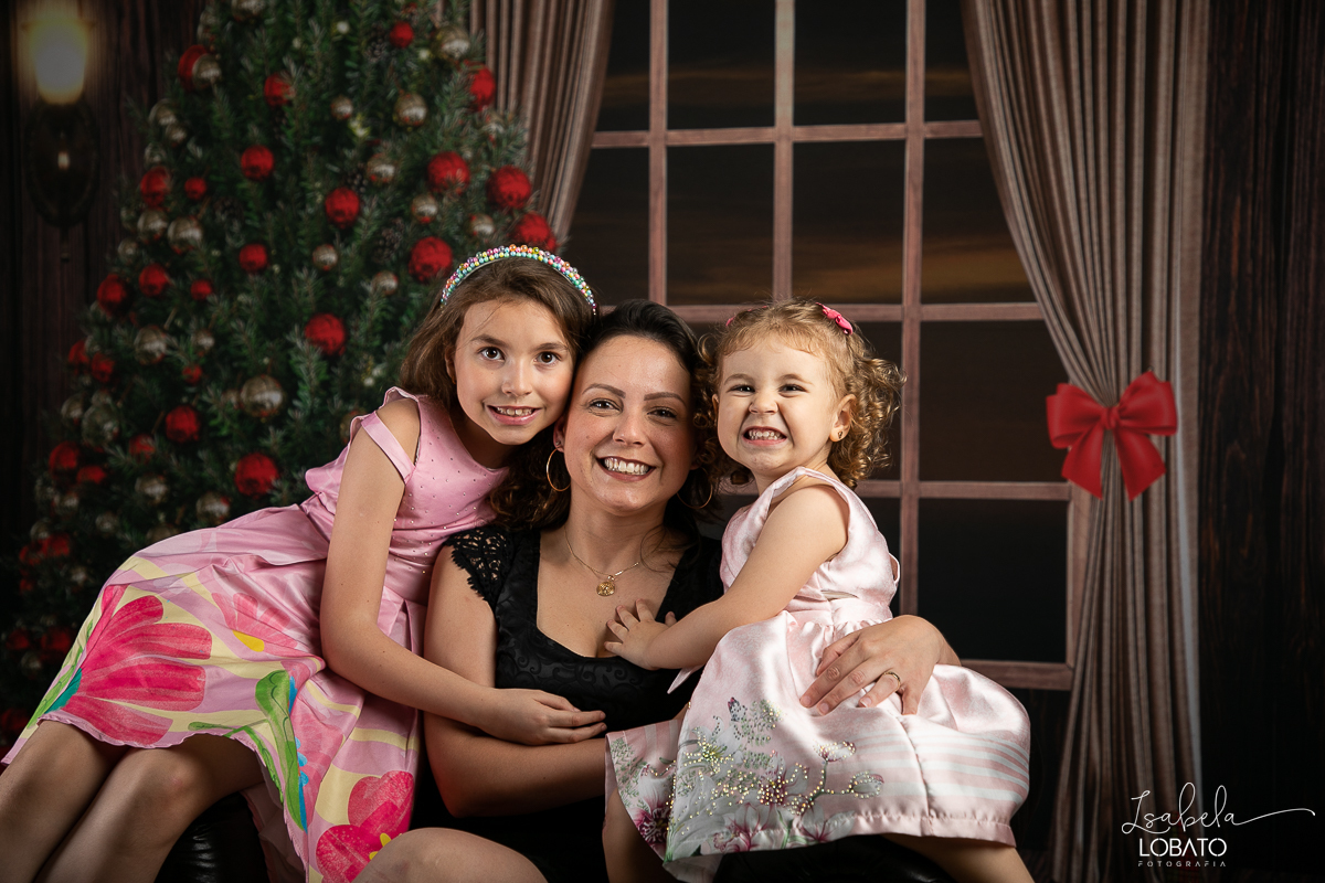ensaio-fotografico-de-natal-2022-retratos-de-natal-fotografia-de-natal-fotos-papai-noel-cenario-fotografico-de-natal-2022-fundo-fotografico-de-natal-fundos-wentz-arvore-de-natal-papai-noel-decoracao-de-natal-estudio-fotografico-em-barbacena-isabela-lobato