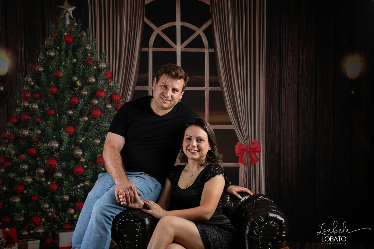 ensaio-fotografico-de-natal-2022-retratos-de-natal-fotografia-de-natal-fotos-papai-noel-cenario-fotografico-de-natal-2022-fundo-fotografico-de-natal-fundos-wentz-arvore-de-natal-papai-noel-decoracao-de-natal-estudio-fotografico-em-barbacena-isabela-lobato