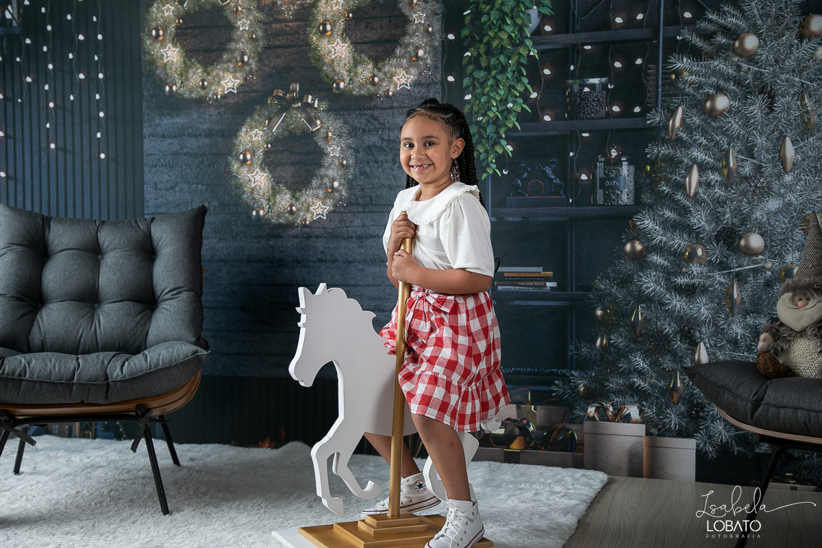 ensaio-fotografico-de-natal-2022-retratos-de-natal-fotografia-de-natal-fotos-papai-noel-cenario-fotografico-de-natal-2022-fundo-fotografico-de-natal-fundos-wentz-arvore-de-natal-papai-noel-decoracao-de-natal-estudio-fotografico-em-barbacena-isabela-lobato