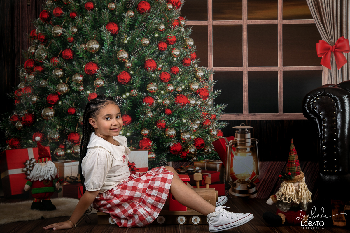 ensaio-fotografico-de-natal-2022-retratos-de-natal-fotografia-de-natal-fotos-papai-noel-cenario-fotografico-de-natal-2022-fundo-fotografico-de-natal-fundos-wentz-arvore-de-natal-papai-noel-decoracao-de-natal-estudio-fotografico-em-barbacena-isabela-lobato