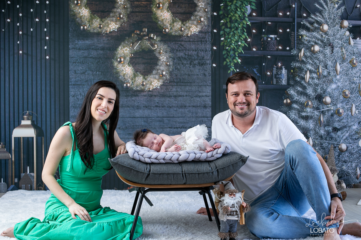 ensaio-fotografico-de-natal-2022-retratos-de-natal-fotografia-de-natal-fotos-papai-noel-cenario-fotografico-de-natal-2022-fundo-fotografico-de-natal-fundos-wentz-arvore-de-natal-papai-noel-decoracao-de-natal-estudio-fotografico-em-barbacena-isabela-lobato