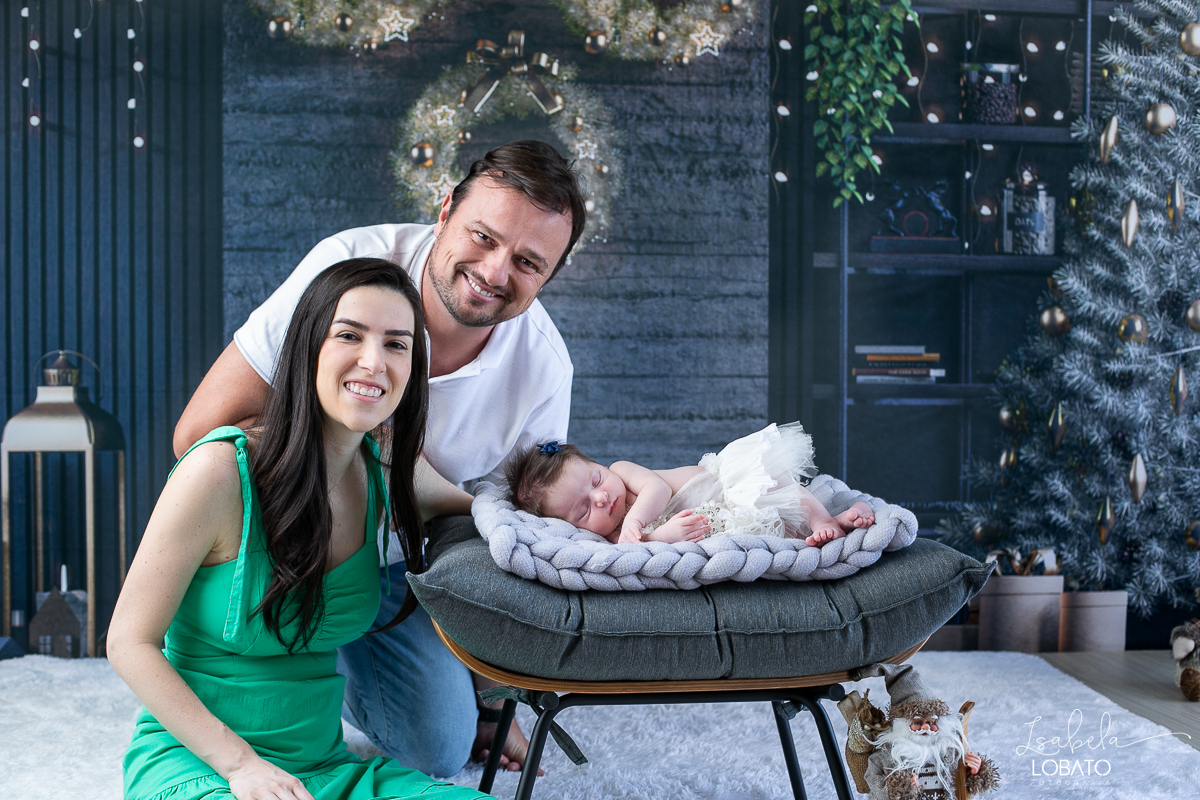 ensaio-fotografico-de-natal-2022-retratos-de-natal-fotografia-de-natal-fotos-papai-noel-cenario-fotografico-de-natal-2022-fundo-fotografico-de-natal-fundos-wentz-arvore-de-natal-papai-noel-decoracao-de-natal-estudio-fotografico-em-barbacena-isabela-lobato