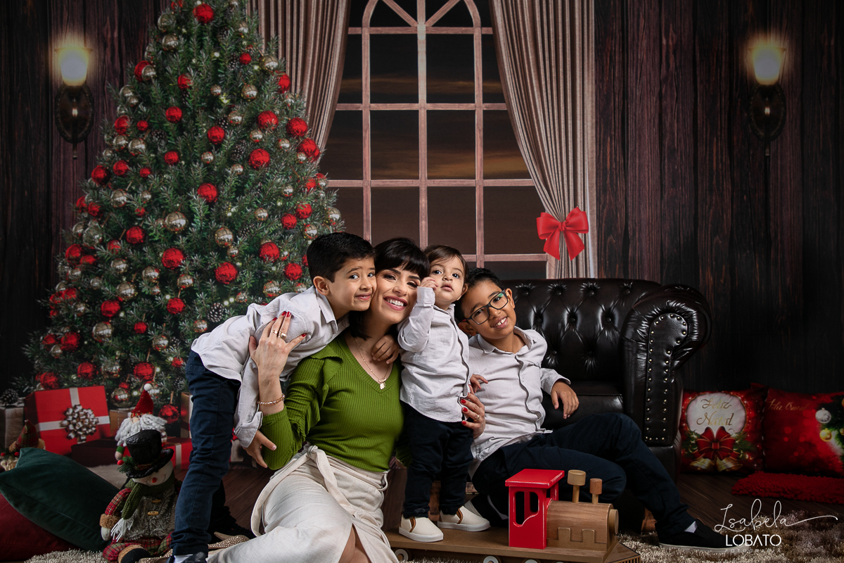ensaio-fotografico-de-natal-2022-retratos-de-natal-fotografia-de-natal-fotos-papai-noel-cenario-fotografico-de-natal-2022-fundo-fotografico-de-natal-fundos-wentz-arvore-de-natal-papai-noel-decoracao-de-natal-estudio-fotografico-em-barbacena-isabela-lobato