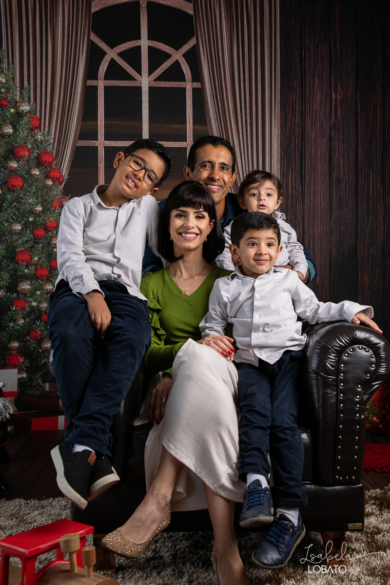 ensaio-fotografico-de-natal-2022-retratos-de-natal-fotografia-de-natal-fotos-papai-noel-cenario-fotografico-de-natal-2022-fundo-fotografico-de-natal-fundos-wentz-arvore-de-natal-papai-noel-decoracao-de-natal-estudio-fotografico-em-barbacena-isabela-lobato